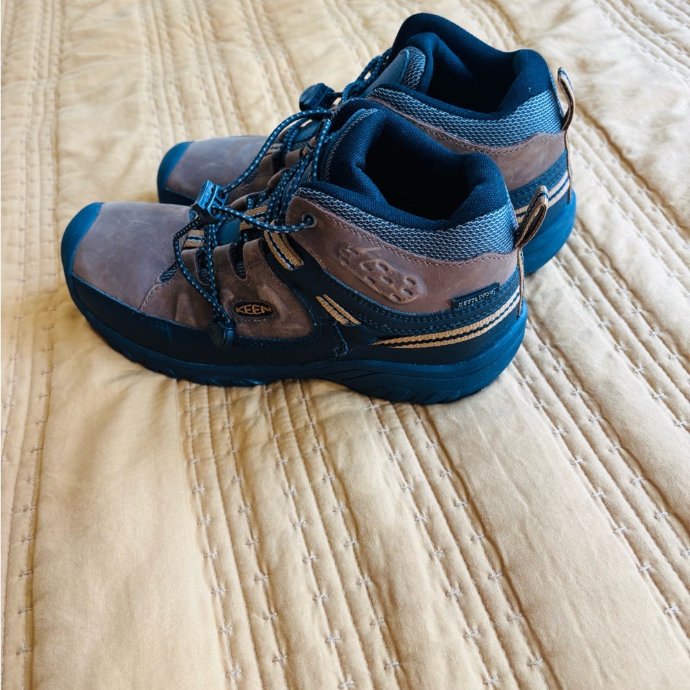 KEEN Men's Athletic Shoes in Brown and Navy